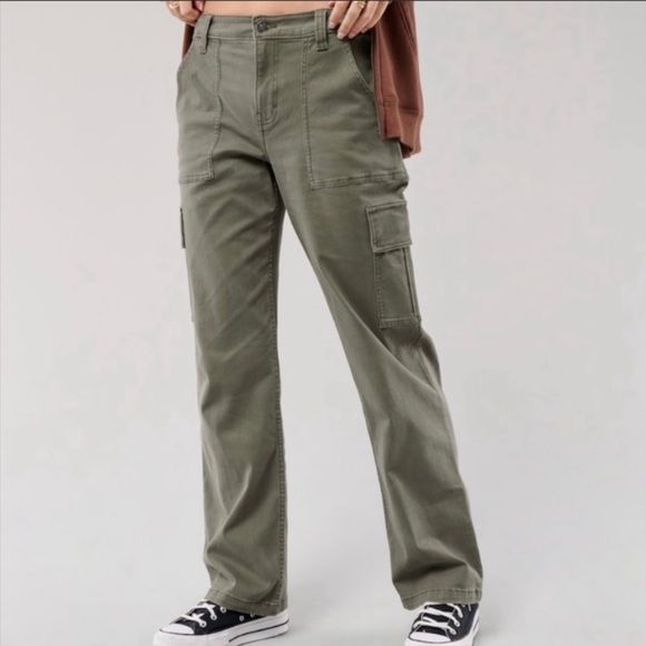 Hollister Pants - NWT Hollister Cargo Pants Olive Green size 3 R